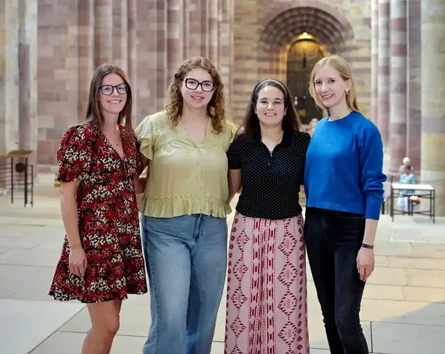 Vier Studentinnen bieten im August kostenlose, spontane Führungen am Speyerer Dom in ihrer Muttersprache an. | Foto: Domkapitel Speyer/Klaus Landry