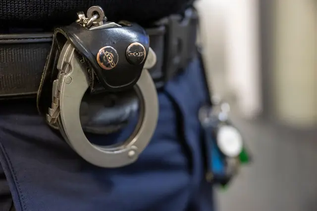 Die Polizei hat nach Schüssen aus einer Schreckschusswaffe einen Verdächtigen festgenommen. (Symbolbild) | Foto: Peter Kneffel/dpa