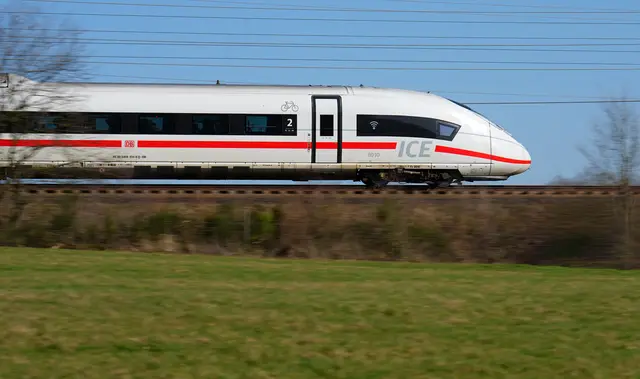 Die Deutsche Bahn hat im ersten Halbjahr wieder schwarze Zahlen geschrieben und zugleich Rekord-Investitionen in Infrastruktur und Sanierung gemeldet. Für Reisende bleiben Baustellen und Pünktlichkeit dennoch die entscheidenden Themen. | Foto: Deutsche Bahn AG / Oliver Lang