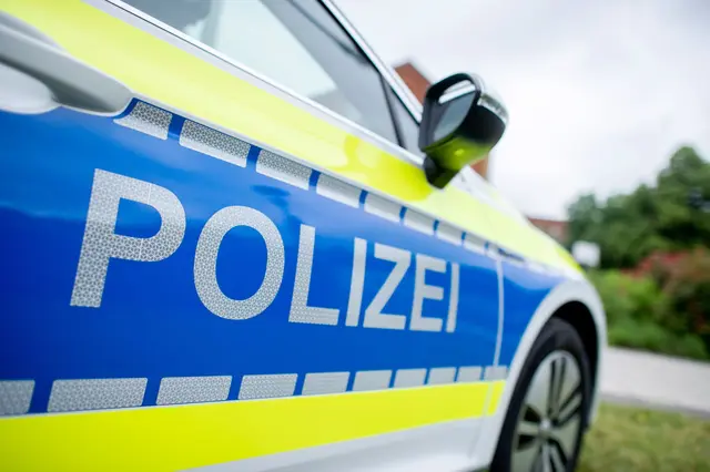 Die Polizei ermittelt nach einem Brand in einem stillgelegten Schwimmbad. (Symbolbild) | Foto: Hauke-Christian Dittrich/dpa