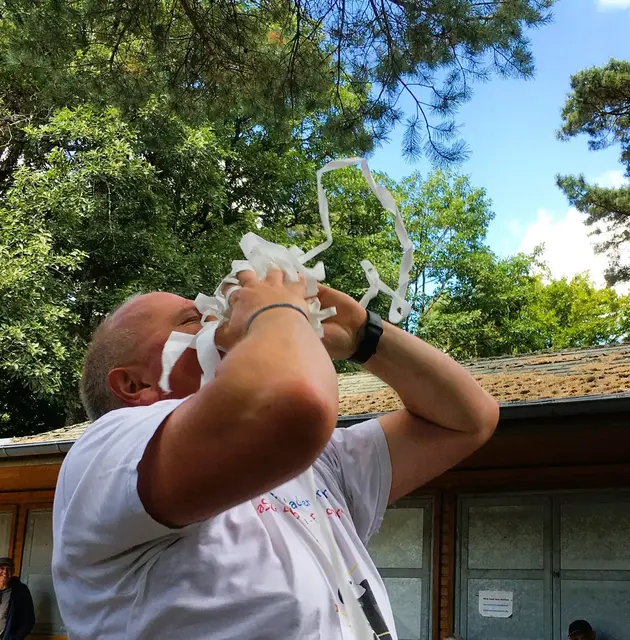 Toni Balloni begeistert beim Waldfest auf der Hohen Loog mit Zauberkunst und Ballon-Kunststücken die kleinen Besucher. | Foto: PWV Hambach