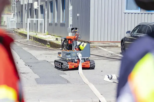 Großeinsatz in Wellesweiler: In einem Entsorgungsbetrieb für Spraydosen brannte am Nachmittag eine Lagerhalle. Wegen der Rauchentwicklung wurde MoWaS ausgelöst. | Foto: Ministerium für Inneres, Bauen und Sport