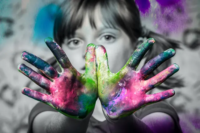Am ehemaligen Schlecker-Markt im Dichterquartier gestalten Jugendliche die Fassade bei einem Graffiti-Workshop neu. | Foto: Vera Kuttelvaserova/stock.adobe.com
