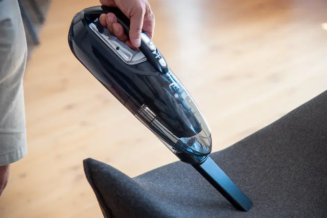 Handstaubsauger kaufen: wichtige Kriterien sind Akkulaufzeit je Saugstufe, Zubehör, Filtertechnik, Handhabung und Prüfsiegel. | Foto: TÜV SÜD, Foto: Conny Kurz