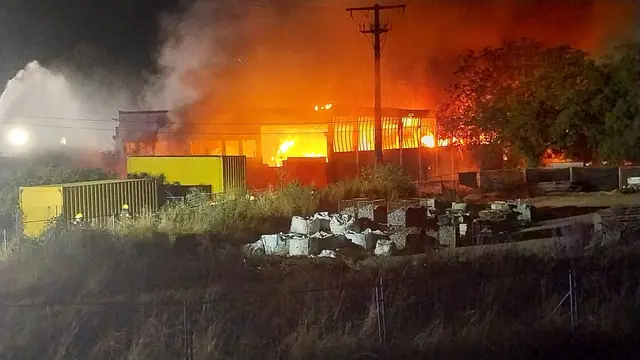 Eine Lagerhalle in Riegel am Kaiserstuhl steht in Flammen. | Foto: Matthias Reinbold/dpa