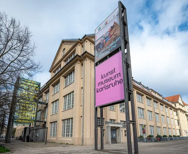 Wer an sehr heißen Tagen Abkühlung sucht, kann im Kunstmuseum Karlsruhe kostenlos in klimatisierten Räumen verweilen. Das Kunstmuseum Karlsruhe öffnet kostenlos seine Pforten ab 33 Grad Celsius. | Foto: Stadt Karlsruhe, Monika Müller-Gmelin