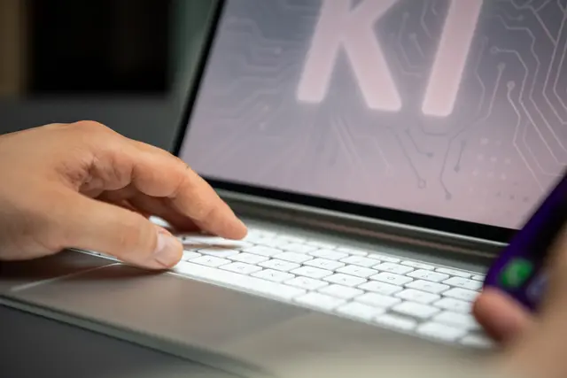 Wer generative Künstliche Intelligenz für Hausarbeiten nutzt und dies verschweigt, riskiert das Nichtbestehen der Prüfung. | Foto: Nico Tapia/dpa-mag
