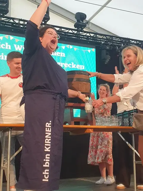 Im letzten Jahr ist der Faßbieranstich geglückt | Foto: Jan Fickert