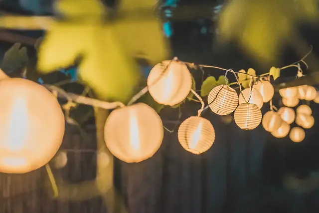 Beim Lichterfest in Edenkoben sorgen Lampions und Beleuchtung für besondere Abendatmosphäre | Foto: Anze/stock.adobe.com