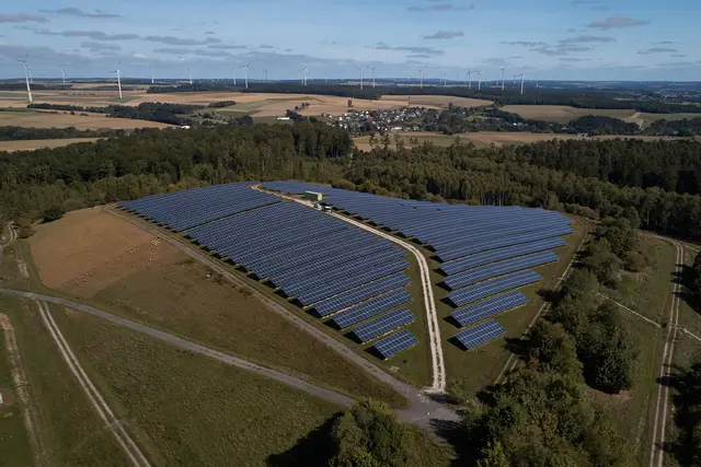 Ob Photovoltaik- oder Windkraft-Park - für beide soll nach dem Willen der Grünen-Fraktion künftig die Pflicht bestehen, Kommunen und Bürger daran zu beteiligen. (Archivbild) | Foto: Thomas Frey/dpa
