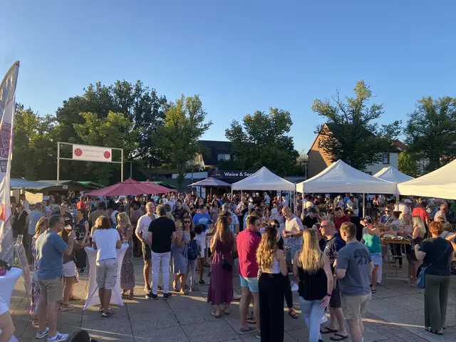 Das Weilerbacher Weindorf lädt mit Livemusik, Pfälzer Weinen und kulinarischen Spezialitäten auf den Dorfplatz Alter Bahnhof ein | Foto: Kai Altvater/gratis