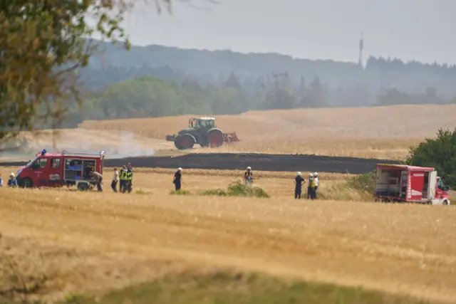 Der Feldbrand bei Bornich hinterlässt einen großen schwarzen Fleck.  | Foto: Thomas Frey/dpa