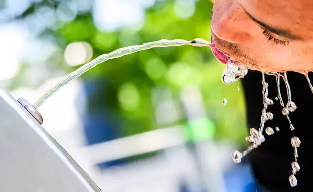 Ein kühler Schluck zwischendurch: Öffentliche Trinkstellen bieten an heißen Sommertagen kostenlose Erfrischung. | Foto: Julian Stratenschulte/dpa/dpa-mag