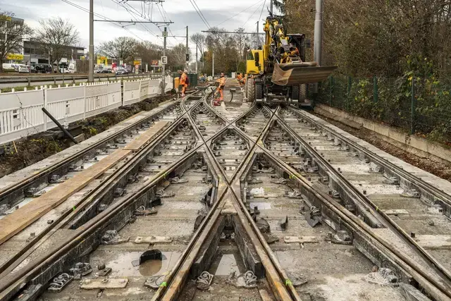 Am Luzenberg in Mannheim werden im August und September Gleise, eine Weiche und zwei Gleiskreuzungen erneuert. | Foto: rnv GmbH/ Haubner