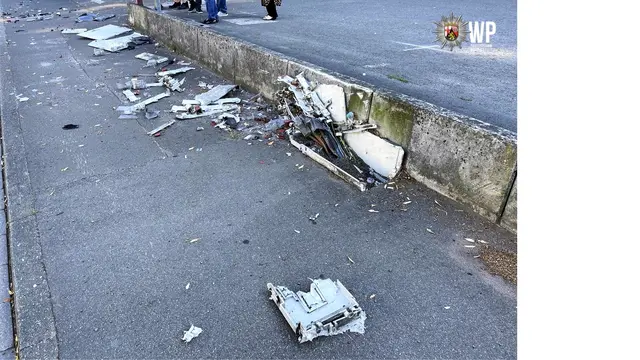Ein Mercedes-Fahrer soll in der Lauterstraße in Kaiserslautern einen Stromkasten völlig zerstört und danach Fahrerflucht begangen haben. Die Polizei ermittelt, der Führerschein des über 90-Jährigen wurde vorläufig sichergestellt. | Foto: Polizeipräsidium Westpfalz