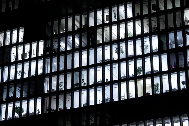 Nachts ist für den Körper eigentlich Erholung angesagt - deshalb sind Schichtdienste oft gesundheitlich belastend. | Foto: Sven Hoppe/dpa/dpa-mag