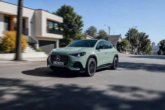 Zur vollelektrischen Version will Mercedes den GLA auch als Hybrid-Benziner (Bild) anbieten. | Foto: Mercedes-Benz AG/dpa-mag