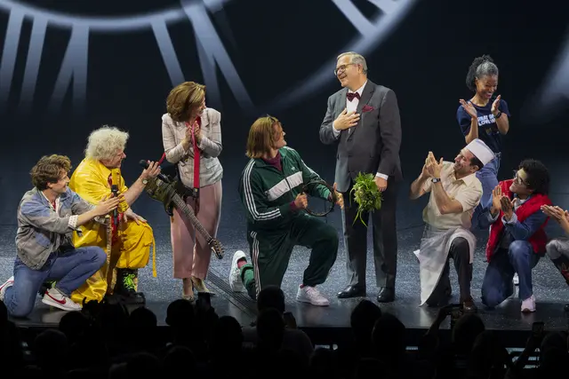 Zurück in die Zukunft – Das Musical: Elton feiert im Stage Operettenhaus Hamburg sein Debüt als Schulleiter Gerald Strickland. | Foto: Stage Entertainment GmbH, Foto: MMM/