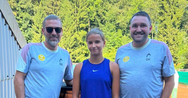 Die Nachwuchsspielerin Kate Saccento steht inmitten ihrer Trainer Daniel Klemm und Dennis Stumpf