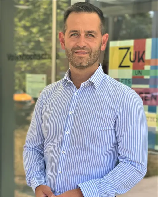 Stanislaw Bayer hatte die Leitung der Pirmasenser Volkshochschule im Juli 2023 von Margit Nuss übernommen. | Foto: Stadt Pirmasens
