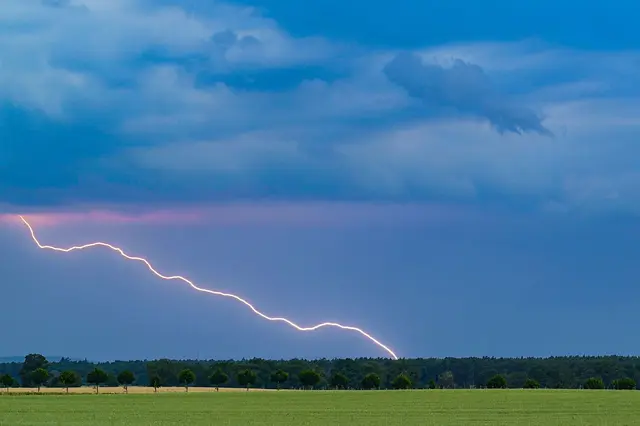 Der Deutsche Wetterdienst warnt vor heftigen Gewittern in Rheinland-Pfalz. (Symbolbild) | Foto: Patrick Pleul/dpa