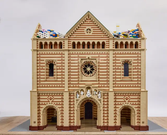 Speyerer Dom aus Legosteinen; der Dachstuhl ist noch im Aufbau. „MOC“ (My Own Creation), gestaltet von Lauter Steine e. V. aus Kaiserslautern.

 | Foto: Historisches Museum der Pfalz/Hans-Georg Merkel