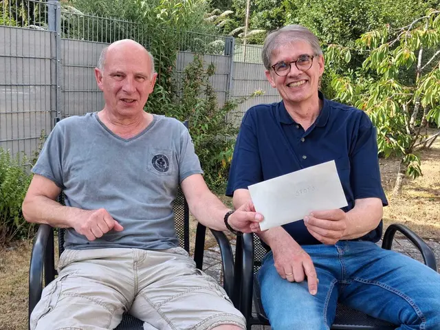 Hans-Jürgen Schohl (links) überreicht Boris Bohr eine Spende fürs Jugendhaus SPOTS. | Foto: wi-bo.