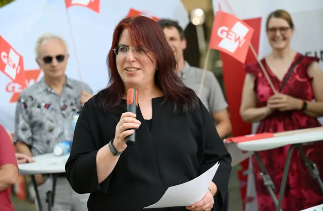 Gewerkschaft GEW protestiert gegen «unwürdige» Sommerarbeitslosigkeit angehender Lehrer.  | Foto: Franziska Kraufmann/dpa