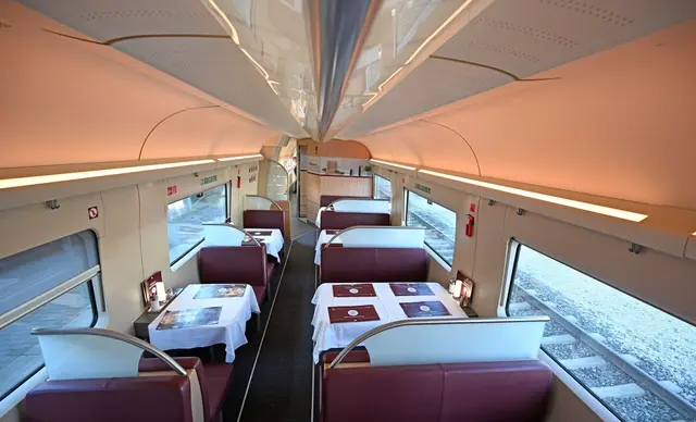 Ah, hier ist noch Platz! Ist in den Wagen kein Sitz mehr frei, könnte man ja im Bordrestaurant des ICE sein Glück versuchen. | Foto: Martin Schutt/dpa/dpa-mag
