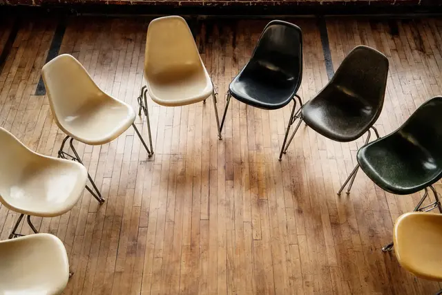 Gemeinsam eine Runde laufen und dabei ins Gespräch kommen. Der Plauderspaziergang richtet sich an Seniorinnen und Senioren. | Foto: Rawpixel.com/stock.adobe.com