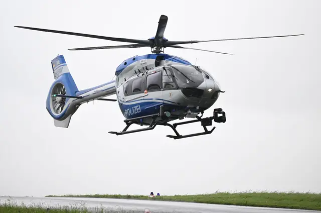 Ein Polizeihubschrauber suchte ebenfalls nach dem Fahrzeug. (Symbolbild) | Foto: Bernd Weißbrod/dpa