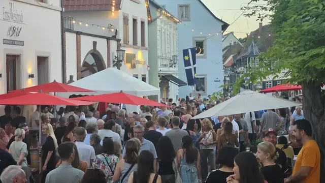 Zwischen Woigass und Marktplatz genießen Besucher die besondere Atmosphäre der traditionsreichen Weinkerwe. | Foto: Eva Bender