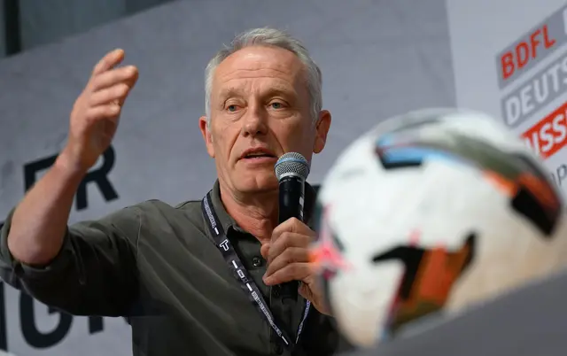 Christian Streich kritisiert die FIFA scharf. (Archivbild) | Foto: Hendrik Schmidt/dpa