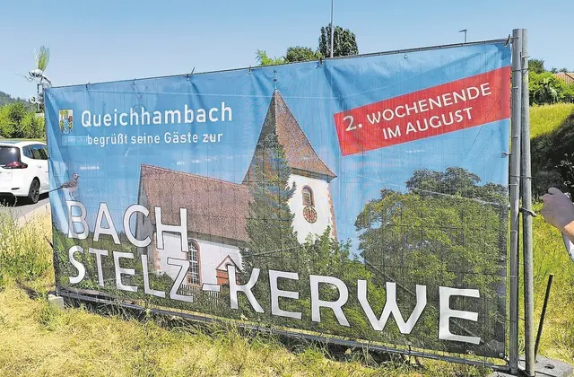 Die Bachstelzkerwe Queichhambach 2026 bringt Feststimmung auf den Dorfplatz. | Foto: Alexandra Schnetzer 