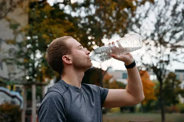 An heißen Tagen ist regelmäßiges Trinken besonders wichtig – in Landau gibt es dafür kostenlose Trinkwasserstellen und Refill-Ort | Foto: Sophia Emmerich/stock.adobe.com