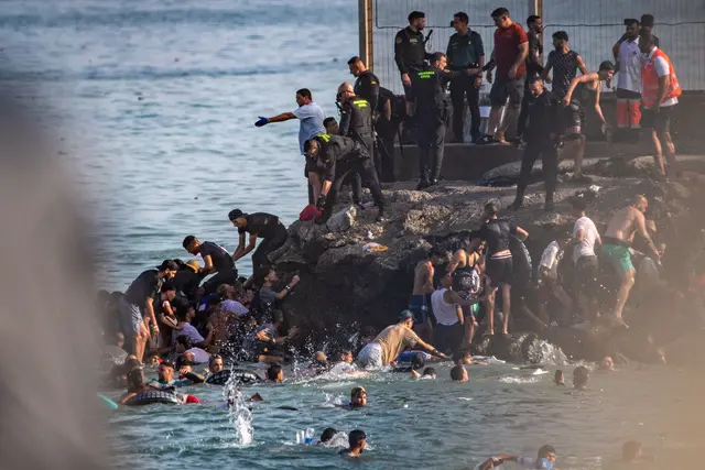 In der spanischen Exklave Ceuta kamen zuletzt Zehntausende Migranten an. | Foto: Antonio Sempere/AP/dpa