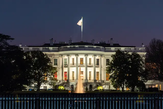 Roland Emmerich spricht über den Umbau des Weißen Hauses und nennt den Abriss des Ostflügels eine Katastrophe. Dabei verweist er auch auf seine eigenen Filmszenen rund um das Gebäude. | Foto: vichie81/stock.adobe.com