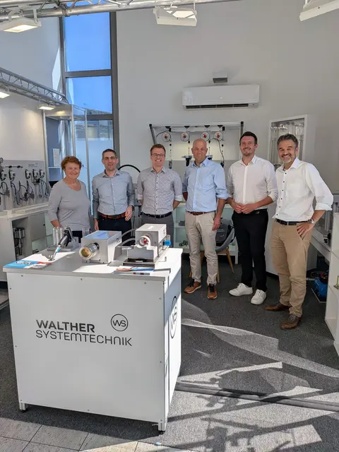 Beim Firmenbesuch geht es darum, welche regionalen Betriebe High-Tech für Alltag und Industrie liefern. (v.l.) Kreisbeigeordnete Anette Kloos, Geschäftsführer-Duo Dr. Henning Wagner, Dr. Frederic Förster, Landrat Martin Brandl, IHK-Geschäftsbereichsleiter Tim Wiedemann und Stadt-Beigeordneter Dr. Sascha Hofmann. | Foto:  KV GER/Maria Farrenkopf.