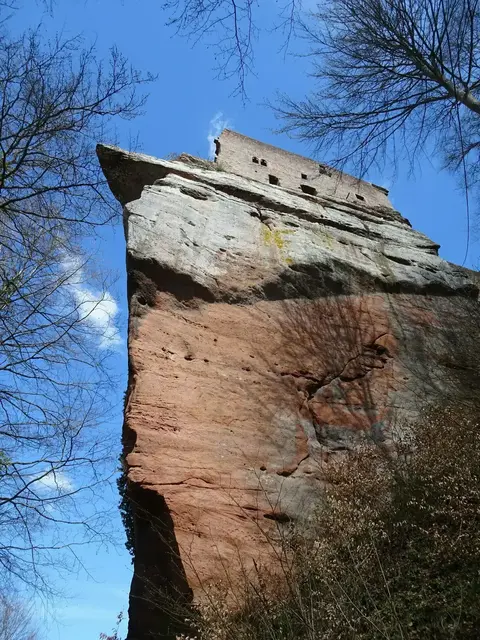 Drei von Burgen gekrönte, mitten im Pfälzerwald gelegene Gipfel auf engstem Raum, drei sagenumwobene steinerne Zeugnisse des Mittelalters, drei fantastische Aussichtspunkte im Herzen des Pfälzerwalds – das alles bietet der Drei-Burgen-Weg im Elmsteiner Tal.
 | Foto: Markus Pacher