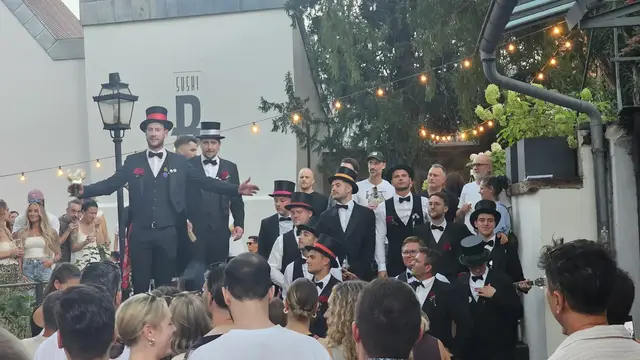 Tradition zum Anfassen: Die Kerwebuwe unterwegs in Deidesheim. | Foto: Eva Bender