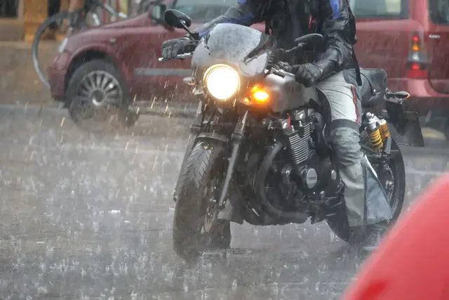 Gewitter auf dem Zweirad: Fahrrad- und Motorradfahrer sollten bei einem Gewitter die Fahrt sofort unterbrechen und Schutz in einem Gebäude oder unter einer stabilen Stahlbetonbrücke suchen. | Foto: dpa