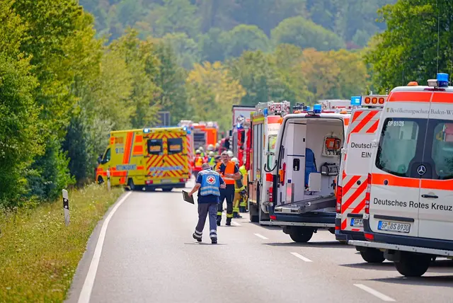 Zahlreiche Rettungskräfte wurden an die Einsatzstelle beordert. | Foto: Enrique Kaczor/dpa