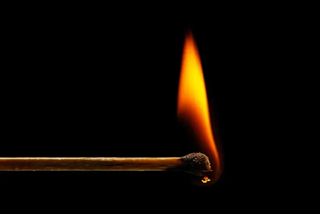 Mehrere Brände in der Weisgerberstraße in Kaiserslautern beschäftigen Polizei und Feuerwehr. Die Ermittler prüfen einen Zusammenhang und suchen Zeugen, insbesondere zu einem verdächtigen Mann in blauem Oberteil. | Foto: PiyawatNandeenoparit/stock.adobe.com