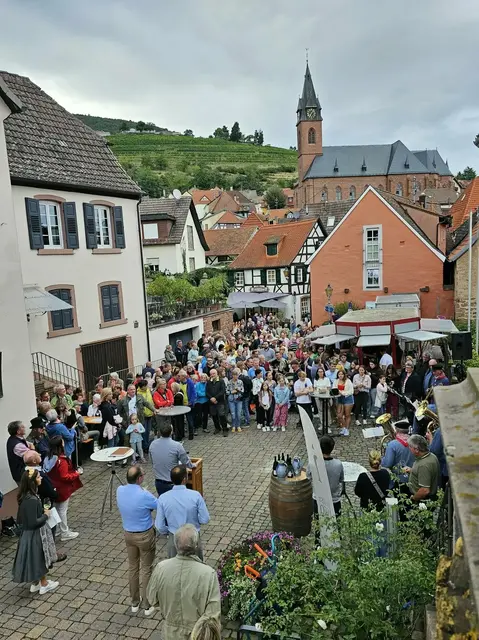 Die Weinkerwe wird auf dem Platz vor der "Alten Kellerei" in St. Martin eröffnet | Foto: Eva Bender