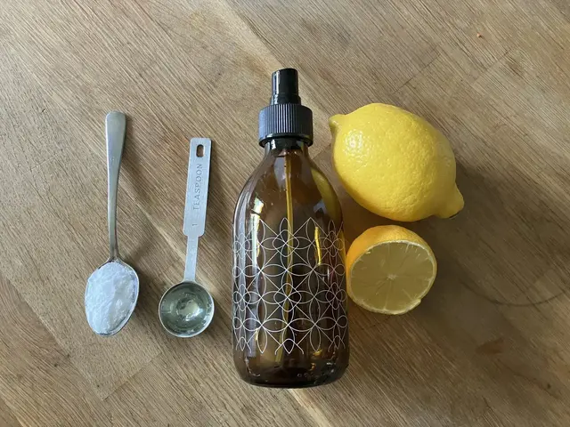 Badreiniger selbst machen: Selbstgemacht ist umweltfreundlicher. Den Reiniger  einfach in eine Sprühflasche füllen. So ist er immer griffbereit. | Foto: Stephanie Walter