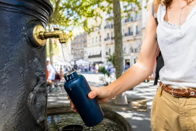 Öffentliche Trinkwasserstellen und Refill-Orte ermöglichen es, unterwegs Flaschen kostenlos mit Wasser zu füllen /Symbolbild | Foto: Katharina Wirth/mit KI erstellt