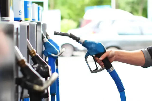 Kraftstoff sparen: Die hohen Preise an den Tankstellen treffen vor allem all jene, die im Alltag aufs Auto angewiesen sind. Mit der richtigen Fahrweise lässt sich allerdings einiges an Sprit sparen. | Foto: mikemobil2014/stock.adobe.com