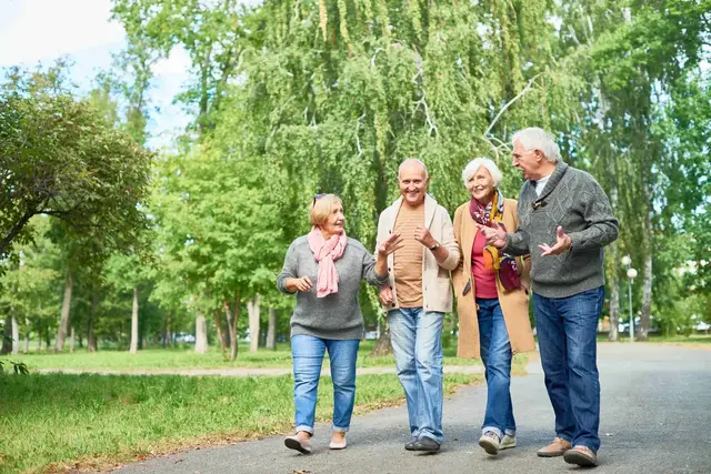 In Steinfeld startet am 17. August ein Plauderspaziergang für Seniorinnen und Senioren. Treffpunkt ist um 10 Uhr am Bahnhof. | Foto: iStock/KVSÜW