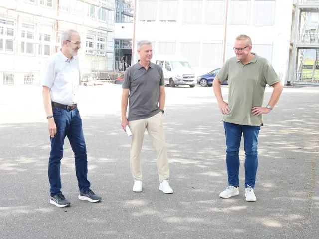 Am Schulgebäude werden Fenster ausgetauscht, um Energie zu sparen und das Gebäude besser zu schützen. | Foto: Stadt Pirmasens