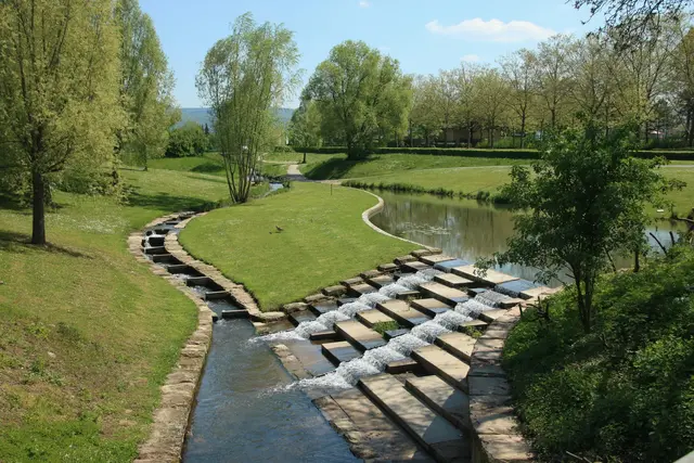 Am Grünen Ring in Ladenburg finden Besucher Wasserflächen, Schatten und Grün mitten in der Stadt. | Foto: Landratsamt Rhein-Neckar-Kreis